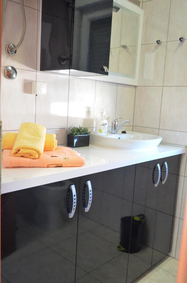 Mihaela Studio Apartmans 150M Near The Beach Kastela Exterior photo
