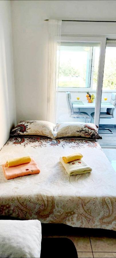 Mihaela Studio Apartmans 150M Near The Beach Kastela Exterior photo