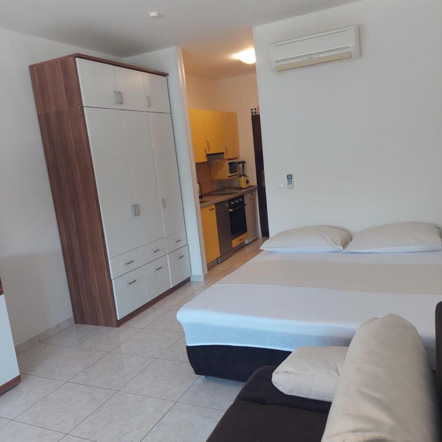 Mihaela Studio Apartmans 150M Near The Beach Kastela Exterior photo