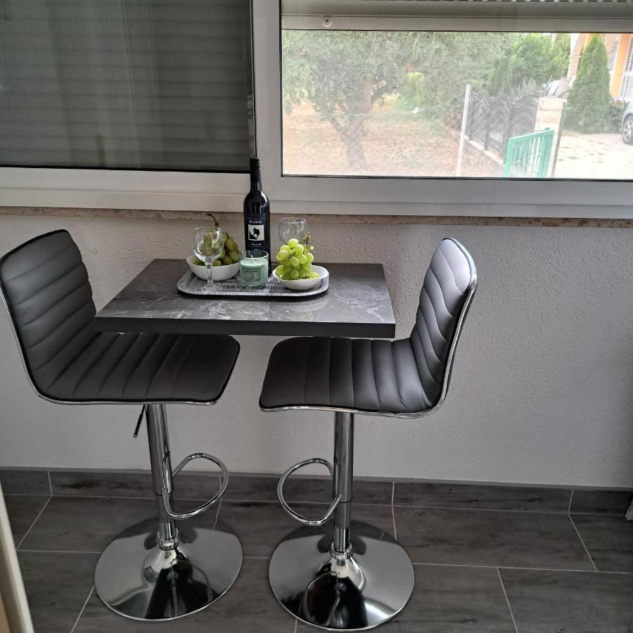 Mihaela Studio Apartmans 150M Near The Beach Kastela Exterior photo